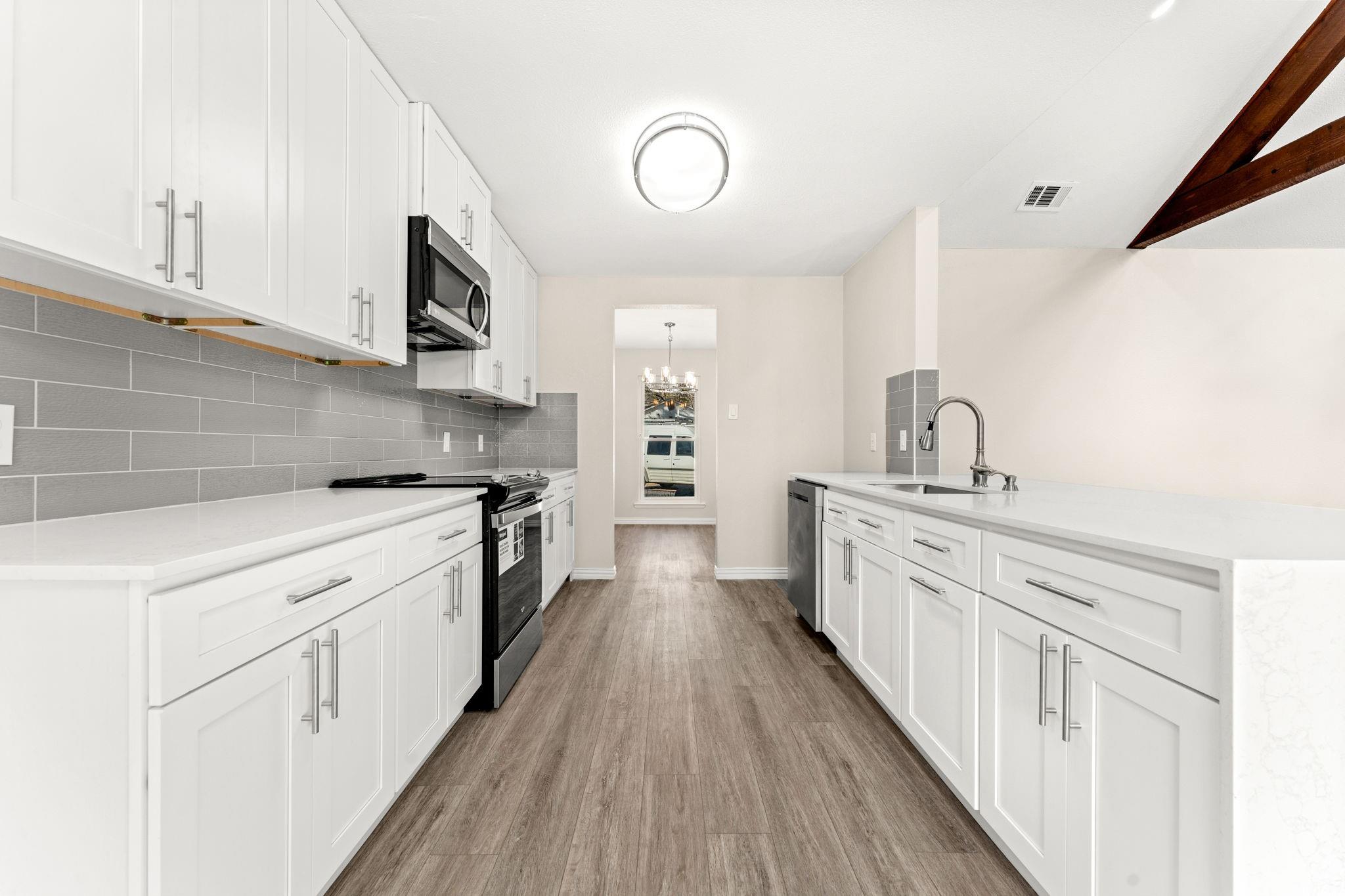 expert kitchen remodeling in Royse Cty, TX by a general contractor featuring newly installed flooring, cabinets and countertops.